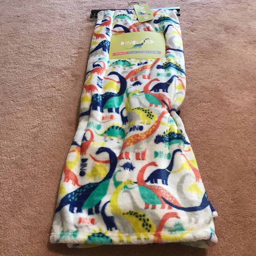 Oversized Brand new Dinosaurs blanket very soft( no offer please )